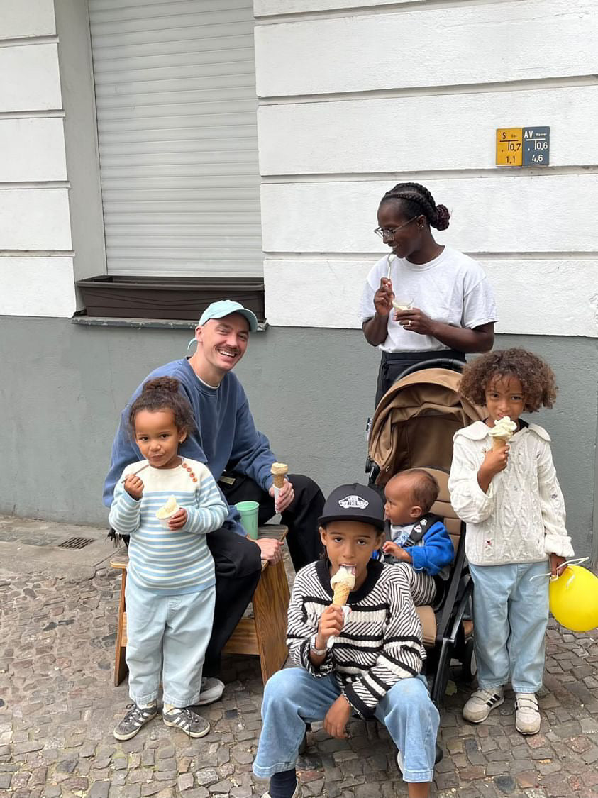 THE MiNiMONO PROJECT FAMILY #5 - CHARLENE, LORENZO, LEONE, AGNESE, CLEOFE, ORLANDO FROM PRENZLAUER BERG IN BERLIN, GERMANY - SUSTAINABLE DESIGN FURNITURE FROM RECYCLED PLASTIC FOR BOTH ADULT AND CHILDREN