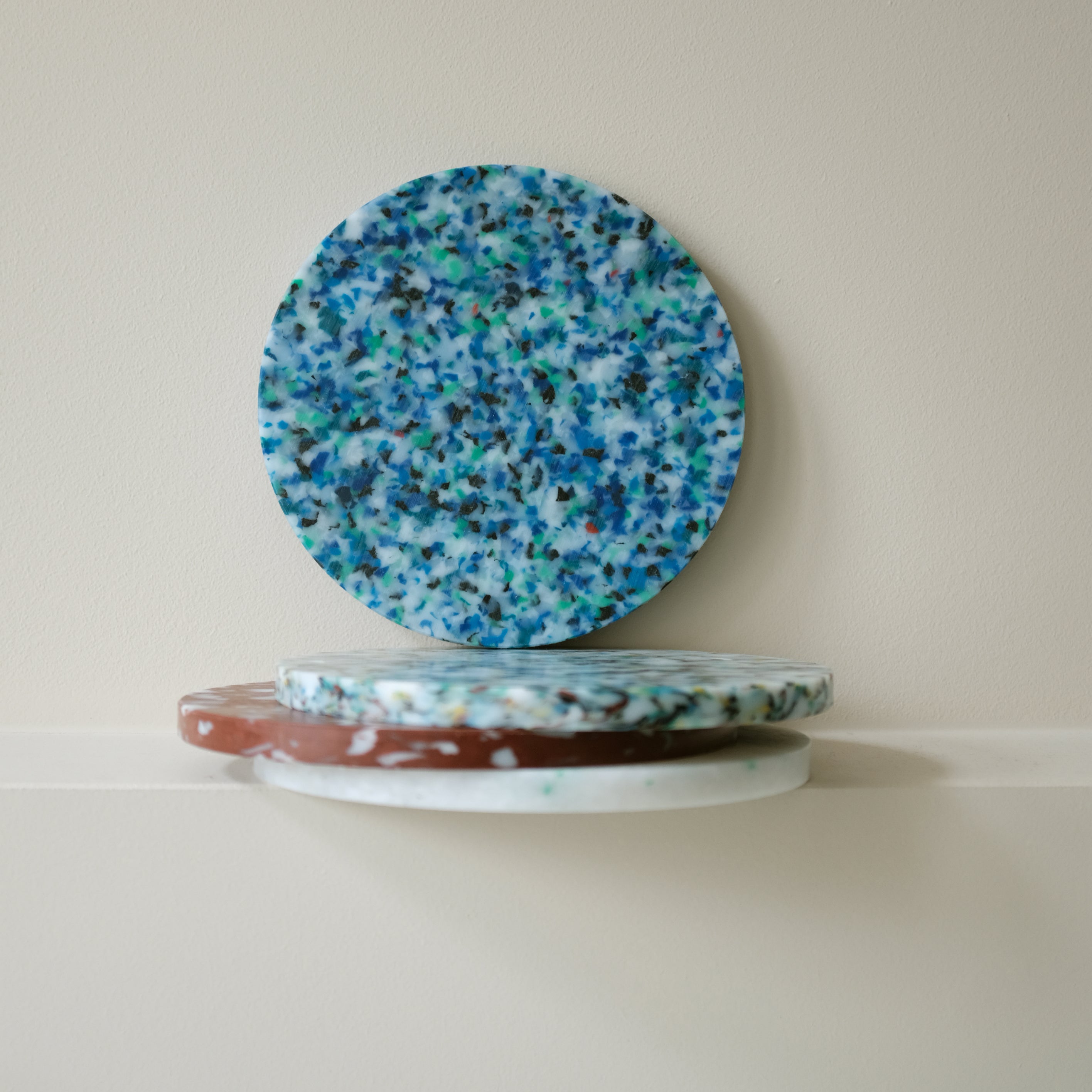 MEDIUM CIRCLE CHARCUTERIE CUTTING BOARD BY THE MINIMONO PROJECT - BRAND FOR ECO FRIENDLY - PLAYFUL - MULTI FUNCTIONAL - SUSTAINABLE - HIGH QUALITY - DESIGN FURNITURE FROM RECYCLED PLASTIC FOR BOTH ADULT AND CHILDREN MADE IN BERLIN GERMANY