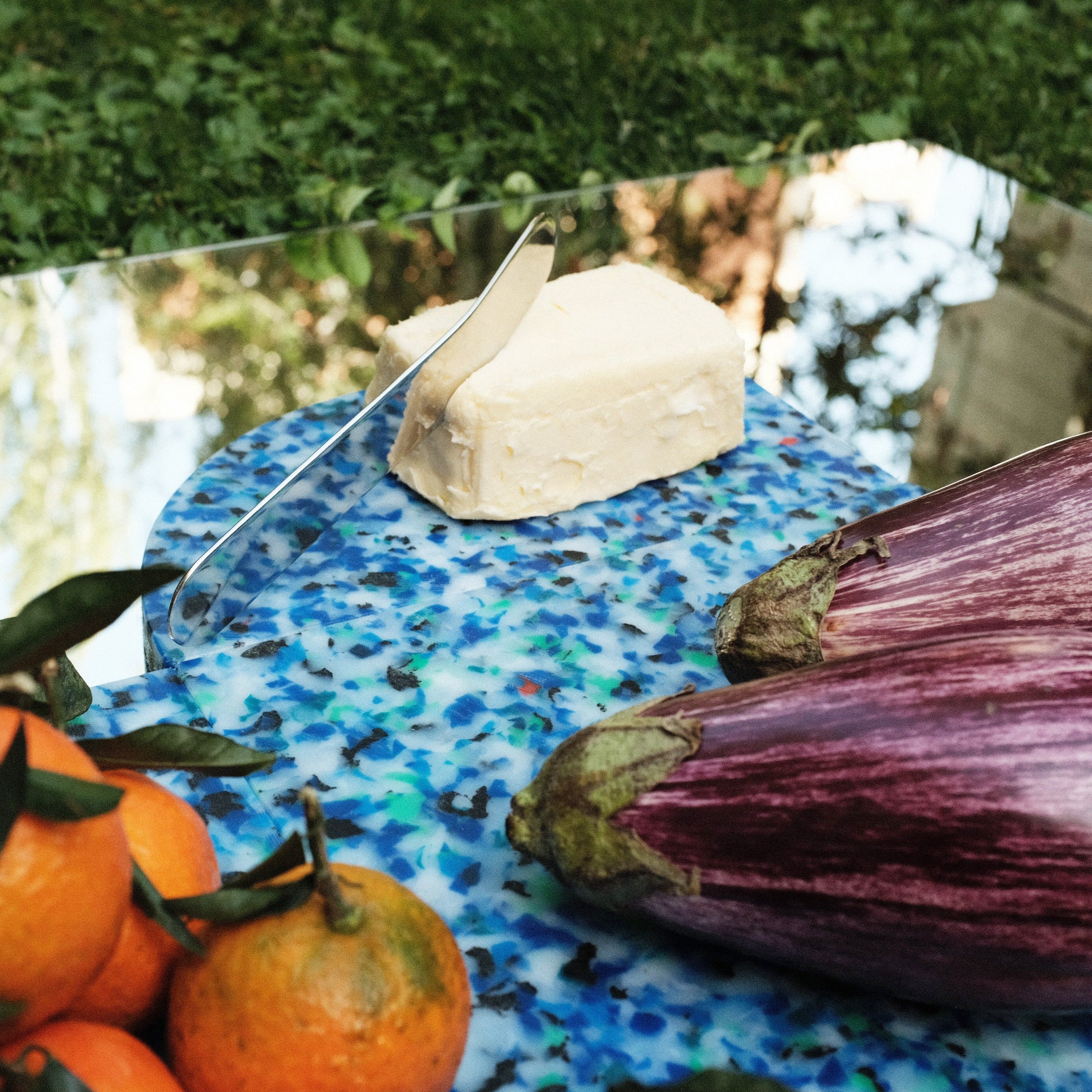 DETAIL OF BLUE CHARCUTERIE CUTTING BOARD BY THE MINIMONO PROJECT - BRAND FOR ECO FRIENDLY - PLAYFUL - MULTI FUNCTIONAL - SUSTAINABLE - HIGH QUALITY - DESIGN FURNITURE FROM RECYCLED PLASTIC FOR BOTH ADULT AND CHILDREN MADE IN BERLIN GERMANY