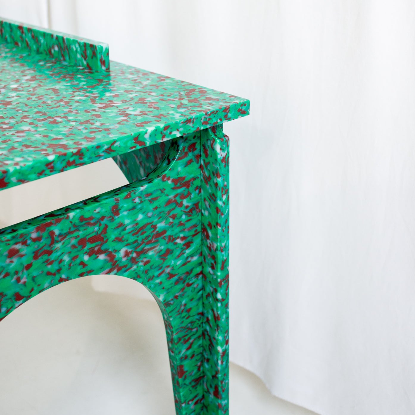 DETAIL OF GREEN BENCH KIDS DESK BY THE MINIMONO PROJECT - BRAND FOR ECO FRIENDLY - PLAYFUL - MULTI FUNCTIONAL - SUSTAINABLE - HIGH QUALITY - DESIGN FURNITURE FROM RECYCLED PLASTIC FOR BOTH ADULT AND CHILDREN MADE IN BERLIN GERMANY
